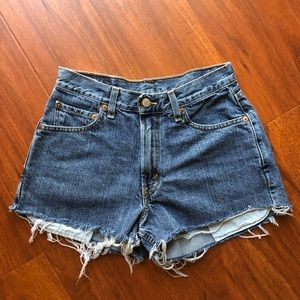 VTG Levi’s high waisted denim shorts size 4 27